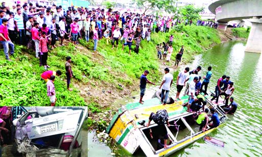 A passenger bus on cityâ€™s Kuril flyover skidded into a roadside ditch while trying to overtake a private car (inset) on Monday injuring five people.