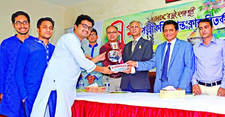 AK Azad, Chairman of Shahjalal Islami Bank and ex-student of DU and ex-President of FBCCI, handing over prizes among the winners of "7th Polli Kabi Inter Club Debating Competition-2015" organized by Kabi Jasim Uddin Hall, Dhaka University at its auditor