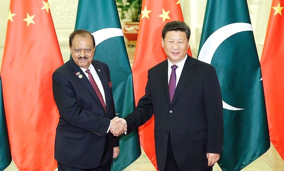 Chinese president Xi Jinping shakes hands with Pakistan President Mamnoon Hussain (left) before thier meeting at the Great Hall of the People in Beijing on Wednesday.