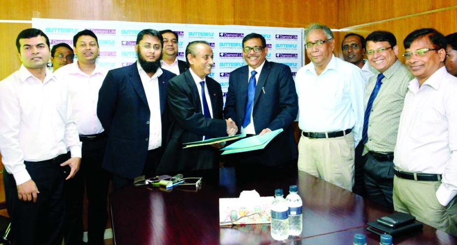 AKM Shariful Islam, CEO of Diamond Life Insurance Company Ltd and MA Mannan, Managing Director of Butterfly Marketing Ltd, sign a Group Insurance agreement at Butterfly head office in the city on Wednesday. Mahbubur Rahman, Director of Butterfly and Das D