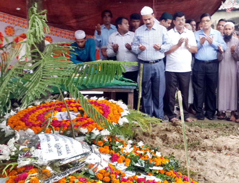 CCC Mayor AJM Nasir Uddin offering Munajat at the graveyard of Jubo League leader Mehedi Hasan Badal yesterday.