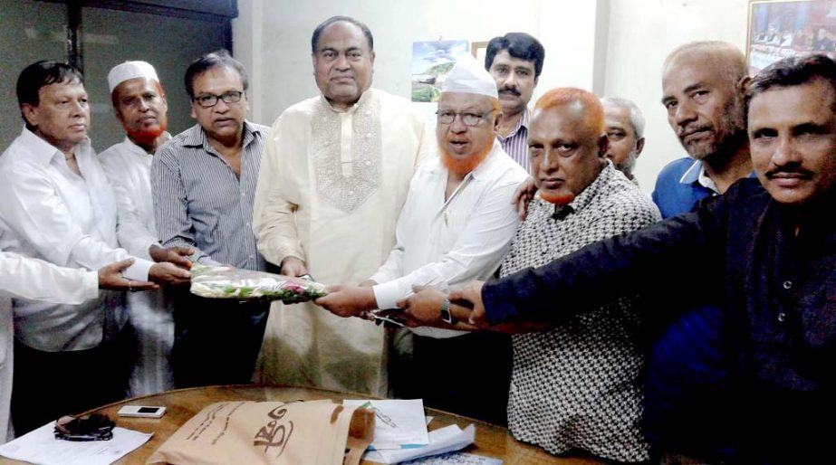 Chittagong Metropolitan Shop Owners Association greeted CCC Acting Mayor Chowdhury Mahmud Hasan at a function in the city yesterday.