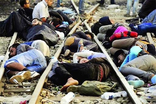 Hundreds of migrants sleep on the railway tracks on the border of Greece and Macedonia Saturday night as they continued their desperate bid to flee their war-torn homes. Internet photo