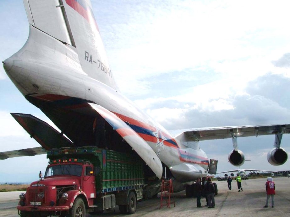 Photo shows two Russian aircrafts carrying 44 tons of humanitarian aid at the al-Basel Airport in Latakia.