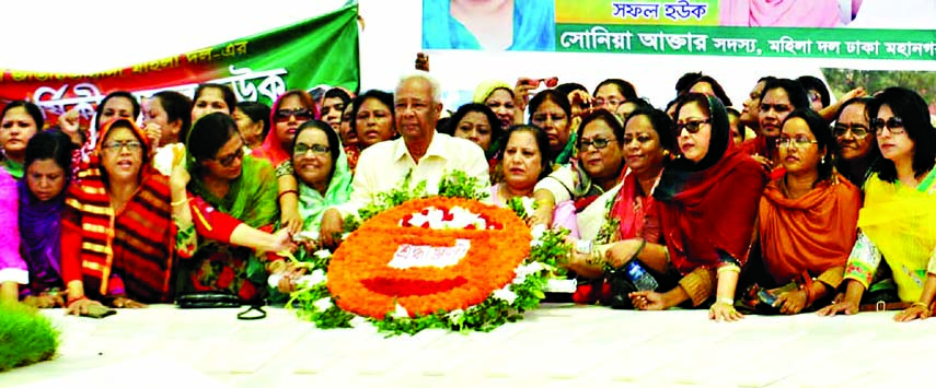 Leaders and activists of Jatiyatabadi Mahila Dal placing floral wreaths at the Mazar of Shaheed President Ziaur Rahman in the city on Wednesday marking 37th founding anniversary of the dal.