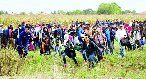 Several hundred migrants who fled after being angered by Hungarian policetreatment. Internet photo