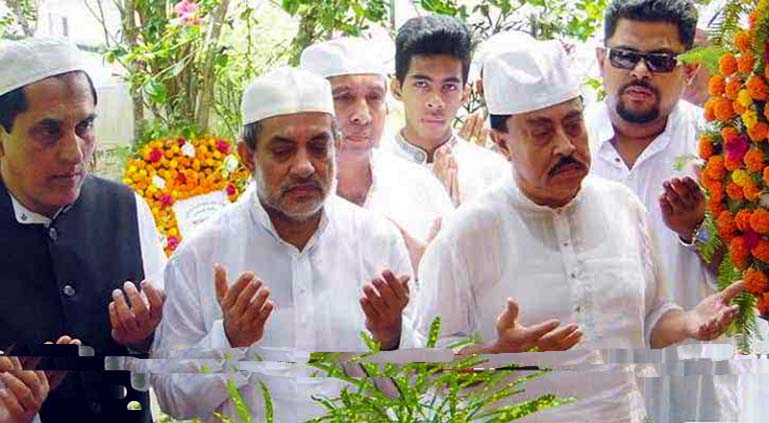 Chairman of the Parliamentary Standing Committee on Railway Communication ABM Fazle Karim Chowdhury MP (middle) seen offering munajat at the grave of his father in Gohira village of Raozan in Chittagong yesterday.