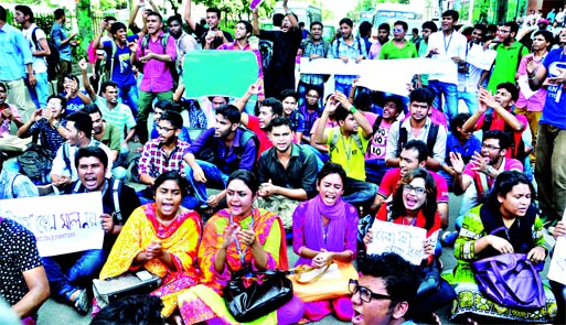 Private University students blocked the road in city as part of non-stop strike that begins yesterday demanding withdrawal of the imposition of VAT on tuition fee. This photo was taken from Dhanmondi area on Saturday.