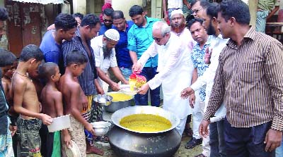 NARAYANGANJ: ATM Kamal, General Secretary, BNP, Narayanganj District Unit distributing foods among the distressed children marking the 8th Jail Free Day of BNP Chaqirperson Begum Khaleda Zia on Friday.