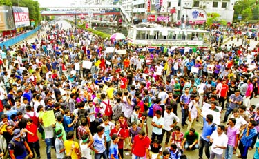 Agitating students of private universities on Sunday staged massive demonstration, blocking roads across the city demanding withdrawal of the imposition of VAT on their tuition fees. This photo was taken from Banani area.