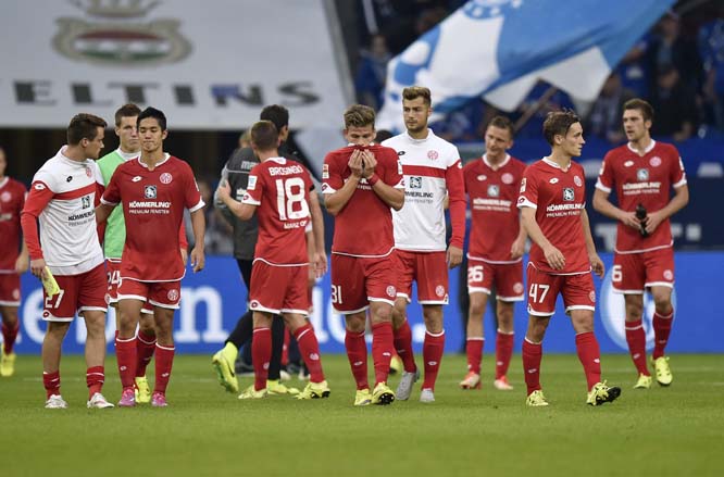 Mainz players leave the pitch after losing the German Bundesliga soccer match between FC Schalke 04 and FSV Mainz 05 in Gelsenkirchen, Germany on Sunday. Schalke defeated Mainz with 2-1.