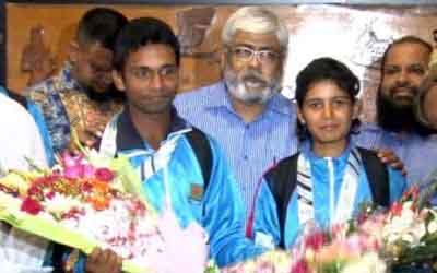 M Tamimul lslam and Nandini Khan Swapna pose for photo with the officials of Bangladesh Archery Federation at the Hazrat Shahjalal International Airport on Monday.