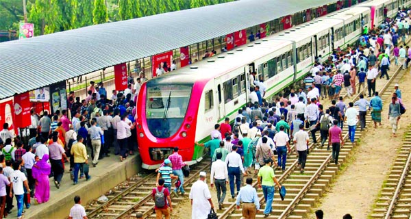 Thousands of commuters crowded the Airport Railway Station due to shortage of transports in city following the road blockade by anti-VAT varsity students for 4th day on Monday.