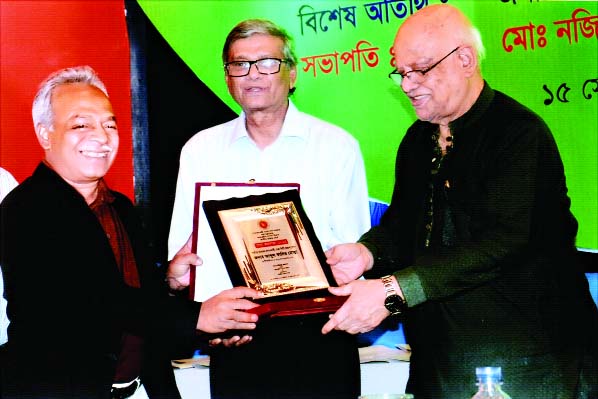 NARSINGDI: Abdul Kader Mollah, MD, Thermex Group receiving crest from Finance Minister Abul Mal Abdul Muhith for highest tax payer in city corporation category-2014-15 at a function in the city on Tuesday.