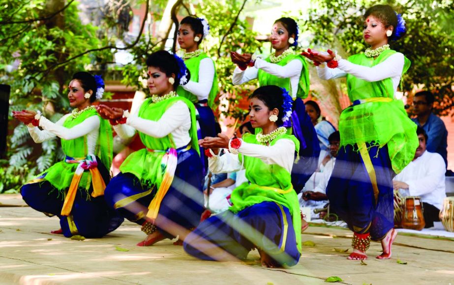 Artistes of Chhayanaut performing dance in observance of Sharat Utsab (Autumn Festival) at the Institute of Fine Arts of Dhaka University on Friday.