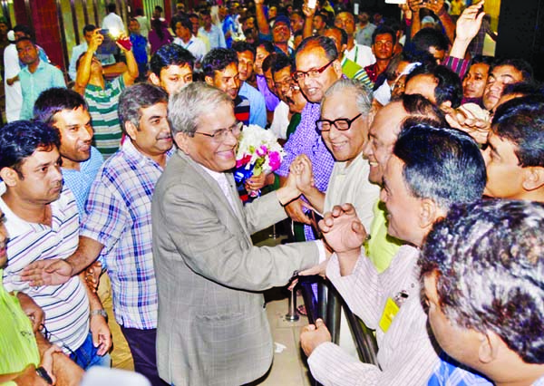 Leaders and activists of BNP exchanging greetings with the party's Acting Secretary General Mirza Fakhrul Islam Alamgir upon his arrival at Hazrat Shahjalal International Airport on Monday night from abroad after treatment.