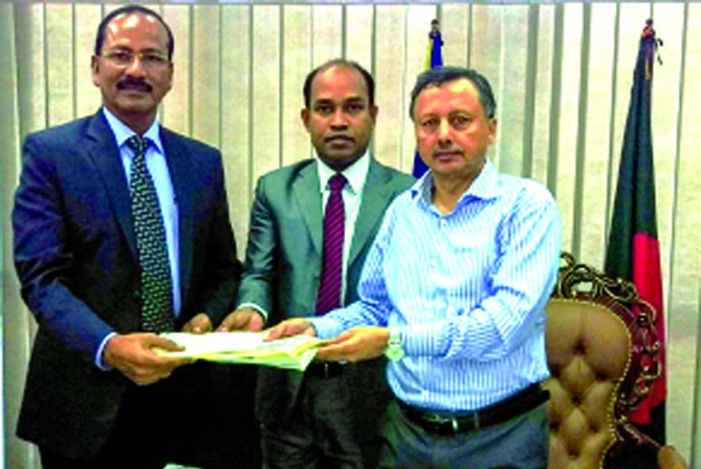 Mahbubul Alam, President, Chittagong Chamber of Commerce and Industry (Right) handing over "Office Lease Agreement Paper" to Dr Md Jalal Uddin, Managing Director, Reliance Finance Limited (Left) at WTC building, Chittagong. Oli Kamal FCS, Company Secret