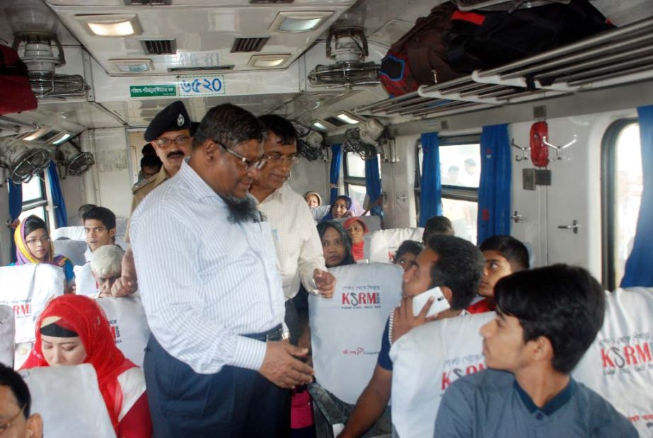 General Manager of Bangladesh Railway (East ) Mokbul Ahmed visited Mohanagar Gohuli Train in Chittagong railway station yesterday and exchanged greetings with the homebound passengers who were traveling in this train during Eid-ul- Azha.