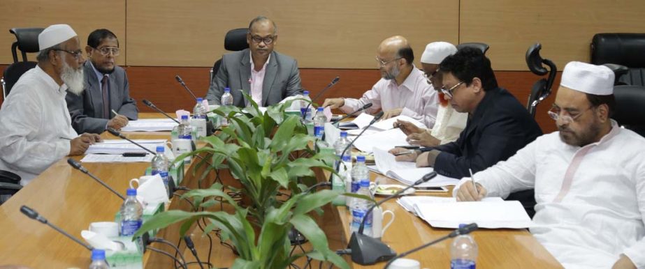 Abdus Samad, Chairman of executive committee of Board of Directors of Al-Arafah Islami Bank Limited, presiding over 504th the meeting at its board room recently. Vice Chairman of the Committee Abdul Malek Mollah, Members Hafez Md Enayet Ullah, A N M Yeahe