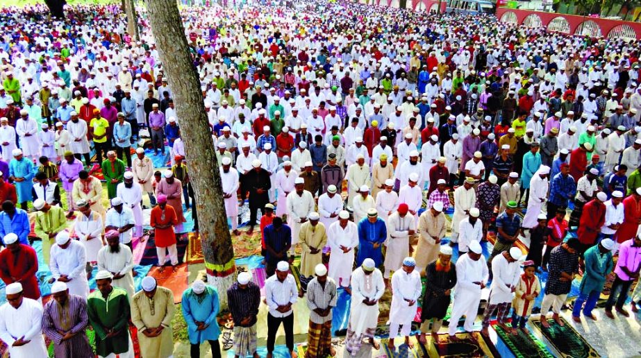 KISHOREGANJ: The country's biggest Eid-ul-Azha Jamaat was held at historic Sholakia Maidan in Kishoreganj keeping the tradition of the last 188 years at 9 AM on Friday. Islamic thinker Moulana Hifjur Rahman Khan led the prayer.