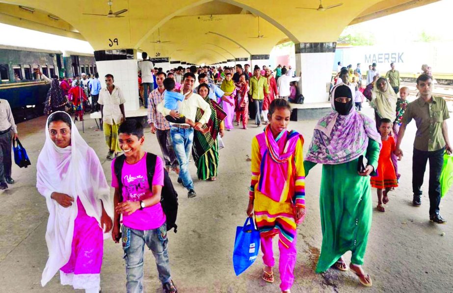 City dwellers after celebrating Eid-ul-Azha with their dear and near ones start returning to the capital with festive mood. This photo was taken from Kamalapur Railway Station on Sunday.