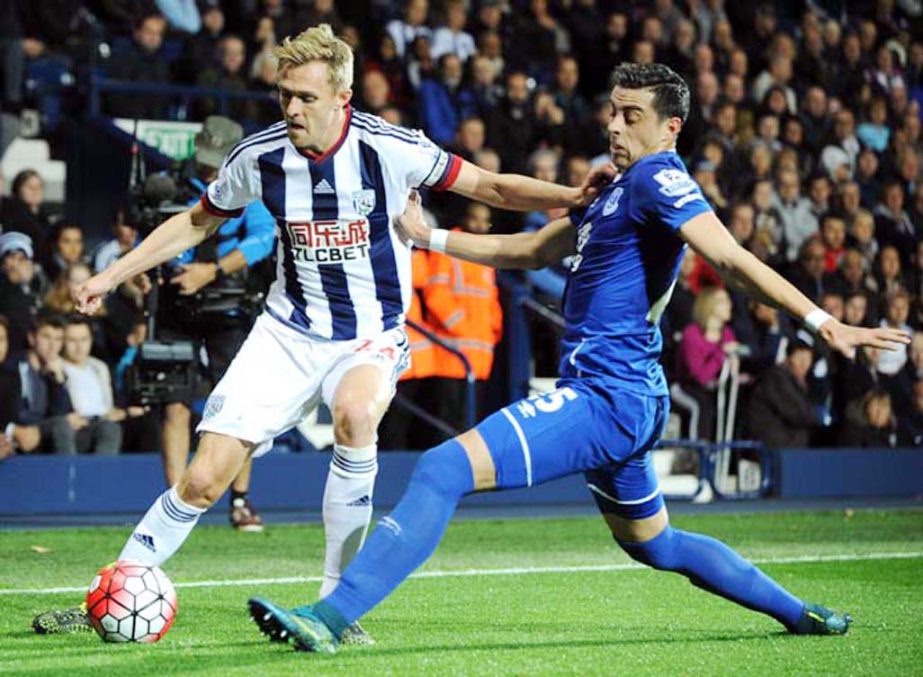 West Brom's Darren Fletcher (left) battles for the ball with Everton's Ramiro Funes Mori during the English Premier League soccer match between West Bromwich Albion and Everton at the Hawthorns, West Bromwich, England on Monday.