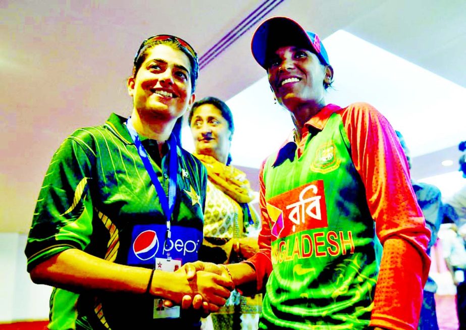 Bangladesh Women Cricket captain Salma Khatun (R) and Pakistan women cricket captain Sana Mir shake hands after a media briefing in Karachi on Tuesday. Bangladesh will play two Twenty20 Internationals and two One-Day Internationals starting today in Kara