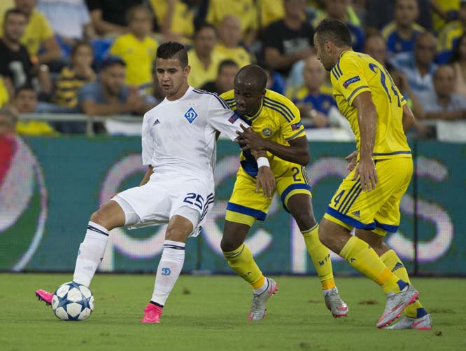 Dynamo Kiev's Derlis Gonzalez controls the ball in front of Maccabi Tel Aviv's Eliazer Dasa (center) and Nikola Mitrovic during a group G Champions League soccer match in Haifa, Israel on Tuesday.