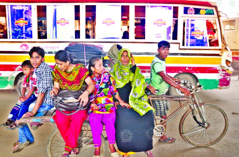 People returning to the capital after celebrating Eid-ul-Azha at their ancestral homes with near and dear ones facing transport crisis. This photo was taken from Sayedabad area on Wednesday.