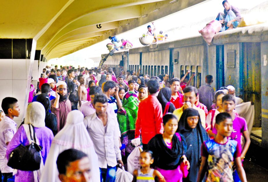 City dwellers returning to capital after celebrating Eid-ul-Azha at their respective homes crowded at Kamalapur Rly Station on Thursday.