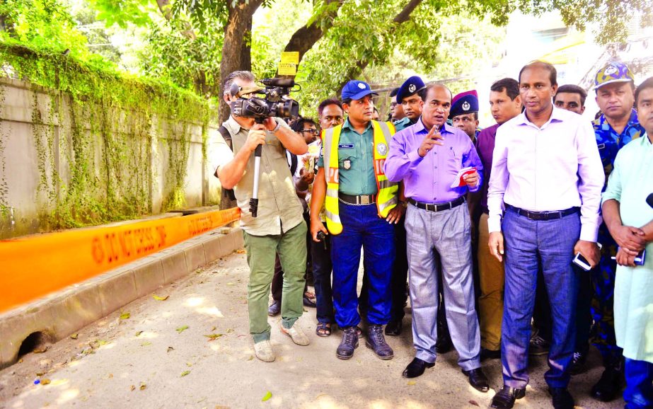 Members of inquiry team headed by DB Joint Commissioner Monirul Islam on Thursday visited the Gulshan spot where Italian national Cesare Tavella was gunned down last Monday.