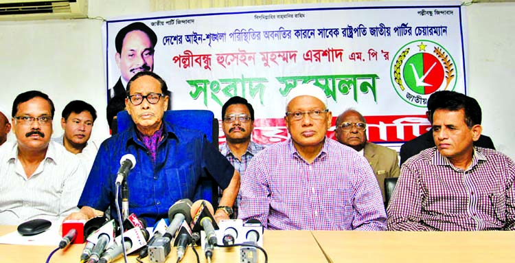 Jatiya Party Chairman Hussain Muhammad Ershad speaking at a press conference on deterioration of law and order situation at the party office in the city's Banani on Monday.