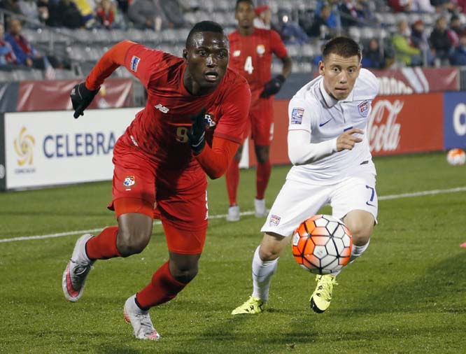 Panama forward Abdiel Arroyo (left) pursues the ball with USA defender Dillon Serna during the first half of a CONCACAF Olympic qualifying soccer match on Tuesday in Commerce City, Colo.