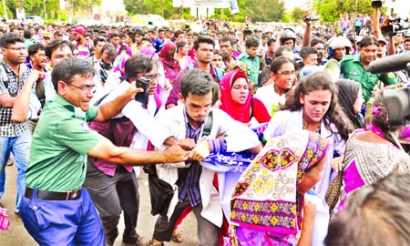 Protesting medical admission seekers being intercepted by police in city's Kawranbazar area while they were on way to lay siege on Health Directorate at Mohakhali on Wednesday.