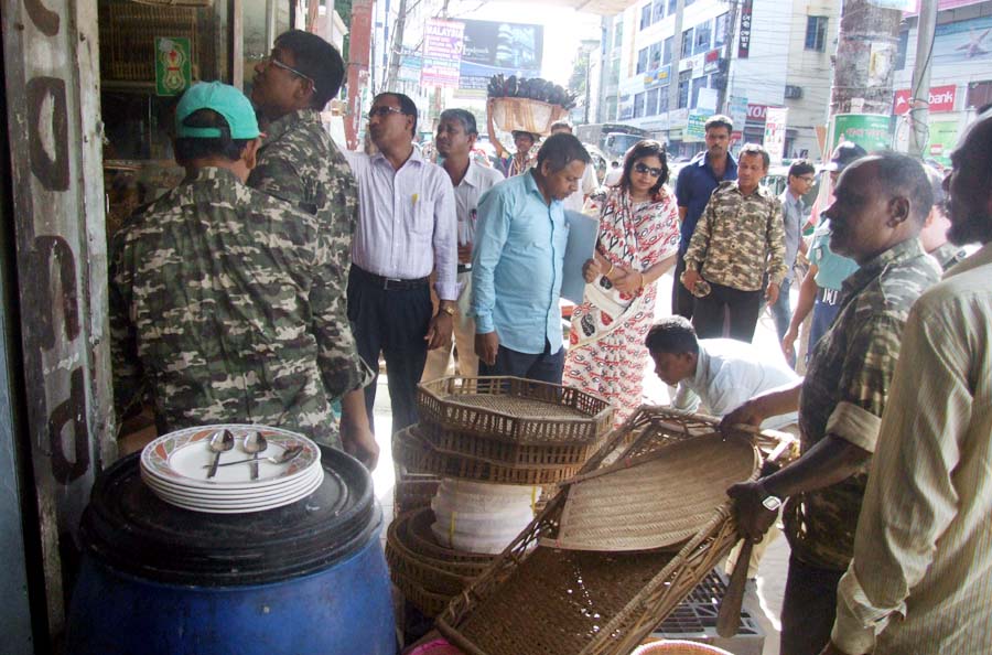 A mobile court evicted unauthorised footpath shops from Badnashah Mazar area in the city yesterday.