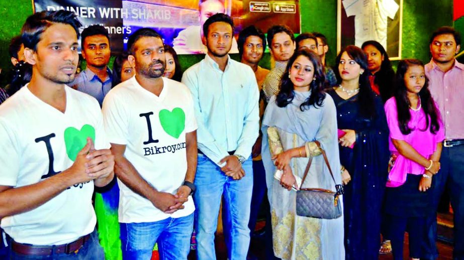 Shakib Al Hasan, a cricket star poses with the 20 lucky winners of Bikroy.com's App Download Contest in the city recently.