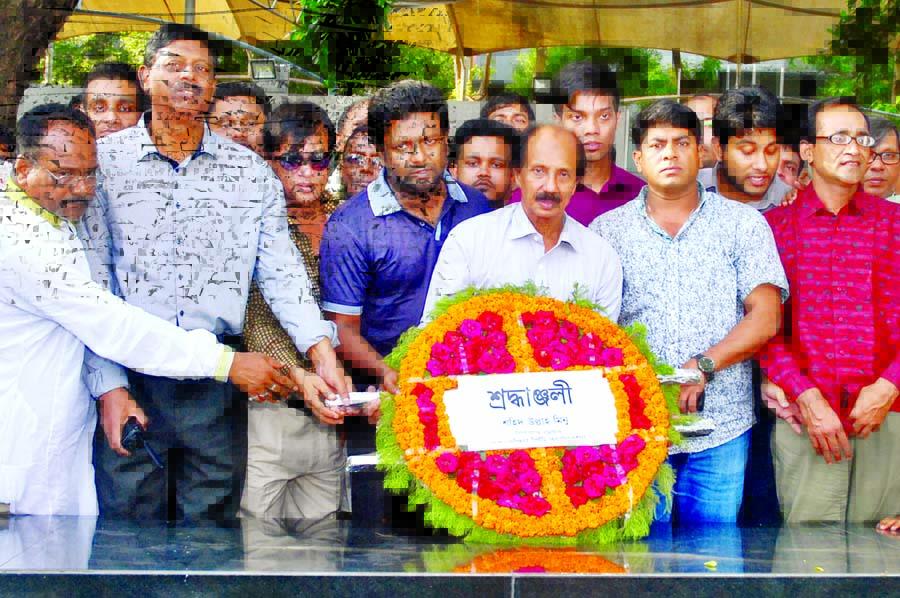 Acting Mayor of Dhaka South City Corporation Shahidullah Minu paying tributes to Bangabandhu Sheikh Mujibur Rahman by placing floral wreaths on the portrait of Bangabandhu at 32, Dhanmondi in the city on Thursday.