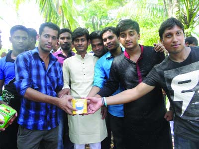 BHOLA: Leaders of Borhanuddin Chhatra Kallyan Foundation distributing prizes among the former students of Bhola Polytechnic Institute after a re-union at the bank of River Meghna in Borhanuddin Upazila recently.
