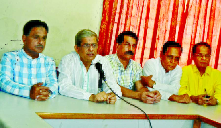 BNP Acting Secretary General Mirza Fakhrul Islam Alamgir exchanging views with the members of Jatiyatabadi Muktijoddha Dal at BNP Central office in Naya Paltan on Sunday.