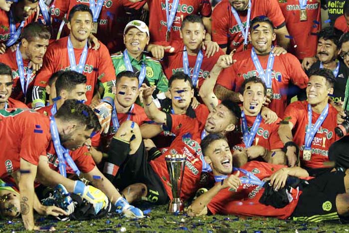 Players of Mexico celebrate with the CONCACAF Cup trophy after beating the US 3-2 during a playoff soccer match at the Rose Bowl Stadium, in Pasadena , Calif on Saturday. Mexico qualified for the 2017 Confederations Cup.