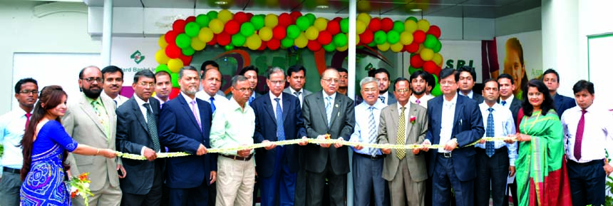 Kazi Akram Uddin Ahmed, Chairman of Standard Bank Limited, inaugurating its 46th ATM booth Standard Express in Gulshan Avenue, Dhaka on Monday. Md Nazmus Salehin, Managing Director of SBL presided over.