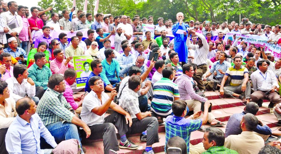 Assistant Teachers of Primary Schools observed token hunger strike at the Central Shaheed Minar on Thursday demanding fixation of their salaries just below the grade of the Head Teachers.