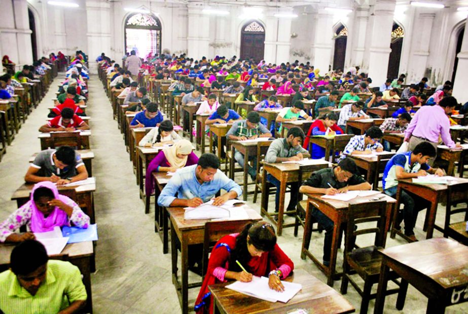 Admission-seekers sat for Dhaka University 'Ga' Unit test on Friday. This photo was taken from DU Curzon Hall.