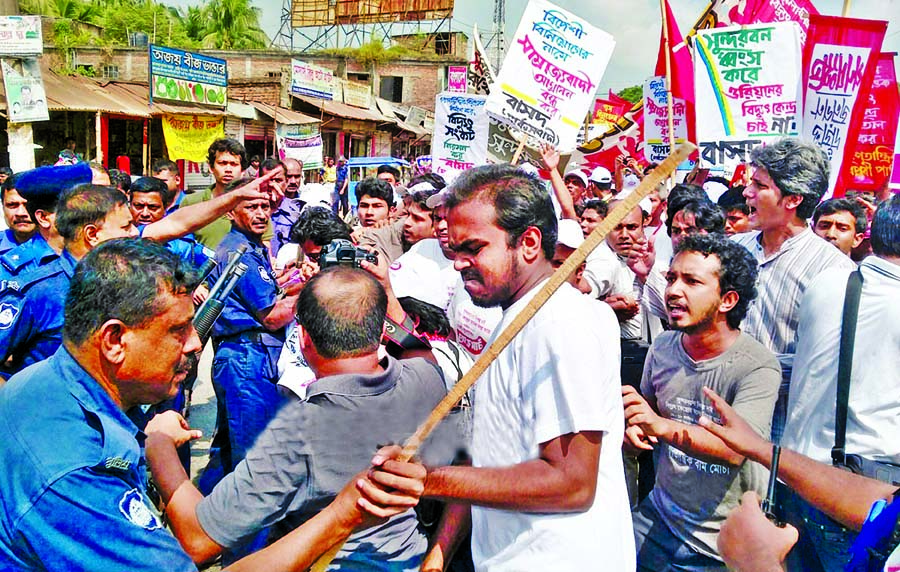 Road March to Sundarbans: 25 leaders and activists of GBM were injured as police charge batons on them again at Magura on Saturday.