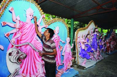 BOGRA: An idol maker doing his last moment work at Chelopara Horibashor area in Bogra city yesterday.