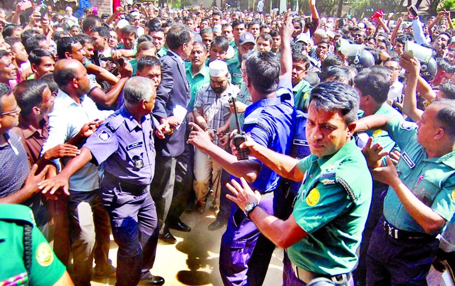 Prime accused of Rajon murder Kamrul along with 11 other accused produced before the Sylhet Metropolitan Court on Sunday. Hundreds of people crowded the court premises.