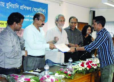 SYLHET: Shafiqur Rahman, President, National Press Club handing over certificate to S A Shofiee, Sylhet Correspondent of The New Nation at the concluding session of 3- day-long foundation training course for journalists organised by the Press Institute o