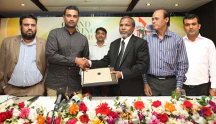Tamim Iqbal (2nd from left) shaking hands with Managing Director of Goldmark Foods Limited Mahammad Bashir after signing a two-year contract at the La-Vinci Hotel in the city on Wednesday. Banglar Chokh