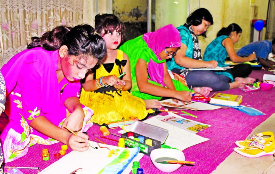 Children are engrossed in painting at a drawing competition at Dhaka Reporters Unity premises on Friday on the inauguration of Shishu-Kishore Sangskritik Utsab.