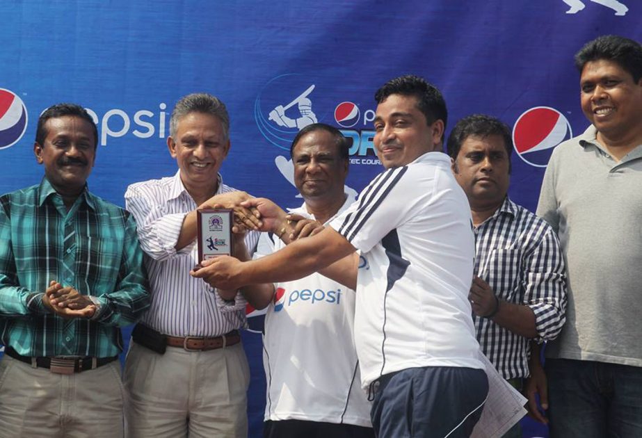 Mamunur Rashid of Daily Observer receiving the Man of the Match award from Asaduzzaman Kohinoor, General Secretary of Bangladesh Handball Federation at the Moulana Bhashani National Hockey Stadium on Sunday.